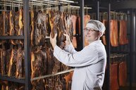 Lehrling in der Produktion von Frierss