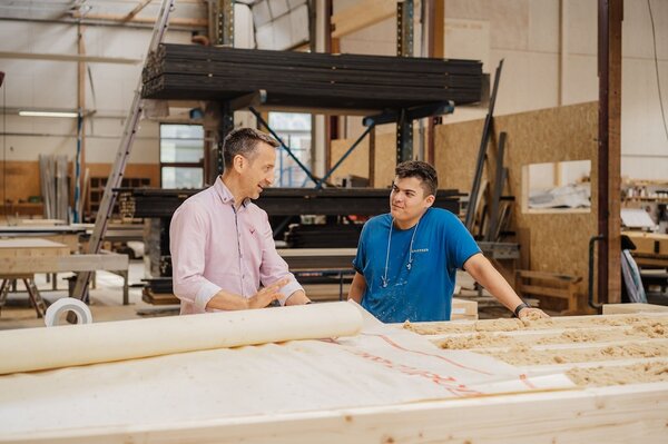 Mitareiter und Zimmereitechnik-Lehrling in der Werkstatt